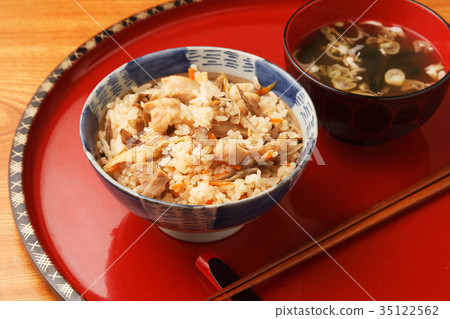 雞肉牛蒡煮熟的米飯 雞肉牛蒡煮熟的米飯 35122562