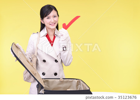一個帶有復選標記的女人 35123676
