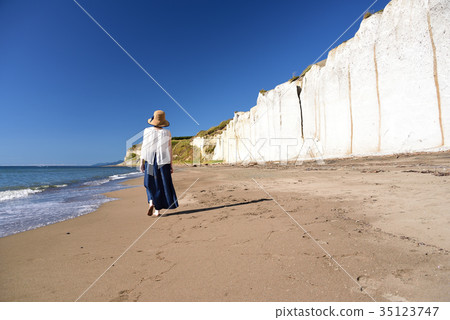 在北海道大部市，在沙灘上的牛仔裙上戴著草帽拍攝一名婦女的肖像 35123747