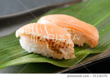 Nigiri sushi (fried salmon) 35126370