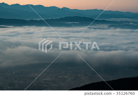 從雲彩海看見的都市風景從高bocce高原在10月 35126760