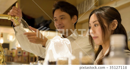 Sales clerk-beer server-wine glass 35127118