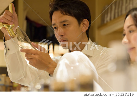 Sales clerk-beer server-wine glass 35127119