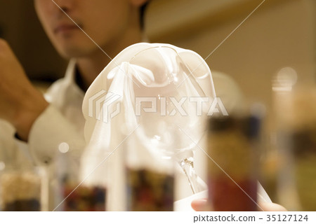 Sales clerk-beer server-wine glass 35127124