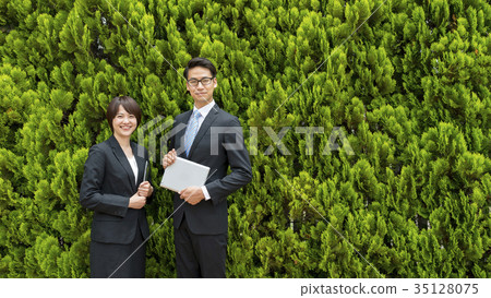 綠色後面商人和女商人 綠色後面商人和女商人 35128075