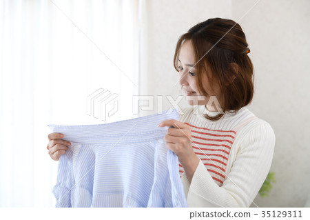 Housewife who rejoices from dirt on the collar 35129311