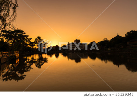 猿澤之池,染成紅色的夕陽(奈良縣奈良市登ori路町Sarusawa 49) 猿澤之池,染成紅色的夕陽(奈良縣奈良市登ori路町Sarusawa 49) 35129345