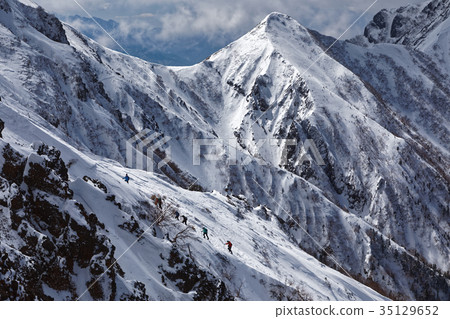 Mountain climbers climbing Nakadake and Jizozuri seen from Yatsugatake mountain range and Akadake Pass line Mountain climbers climbing Nakadake and Jizozuri seen from Yatsugatake mountain range and Akadake Pass line 35129652