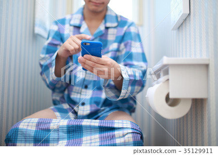 廁所（智能手機移動郵件新聞男睡衣睡衣不露面的身體部位廁所爸爸） 35129911