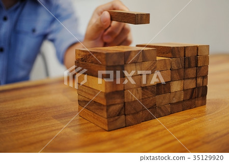 Planning risk and strategy in businessman gambling Planning risk and strategy in businessman gambling 35129920