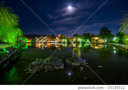 月光照射下的薩魯薩瓦池塘(奈良縣奈良市登別町南薩魯薩瓦49)*照片的位置信息可在作品的評論欄中找到 月光照射下的薩魯薩瓦池塘(奈良縣奈良市登別町南薩魯薩瓦49)*照片的位置信息可在作品的評論欄中找到 35130312