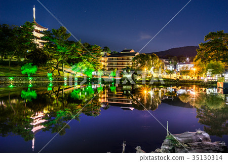 月光照射下的and澤的池塘和五層寶塔(奈良縣奈良市登ori町町Sar澤49) 月光照射下的and澤的池塘和五層寶塔(奈良縣奈良市登ori町町Sar澤49) 35130314