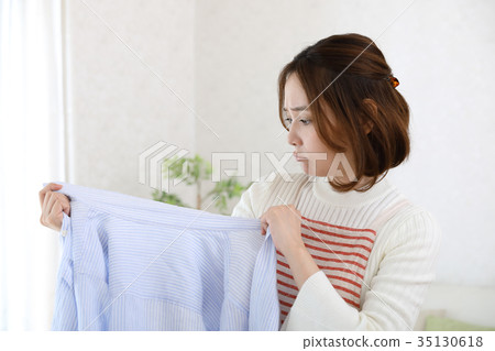 A housewife in trouble because the dirt does not fall A housewife in trouble because the dirt does not fall 35130618