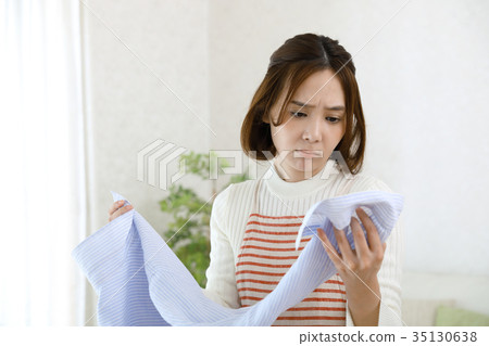 A housewife in trouble because the dirt does not fall 35130638