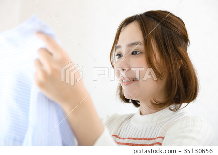 從衣領上的污垢歡喜的家庭主婦 35130656