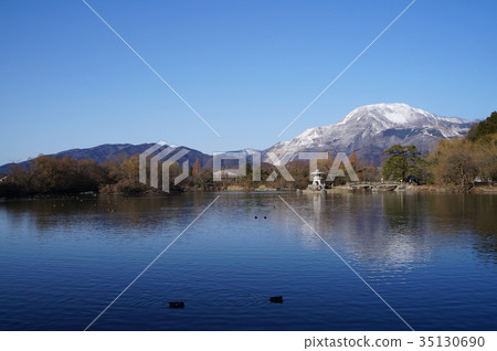 Ibukiyama和三島池塘與雪化妝 Ibukiyama和三島池塘與雪化妝 35130690