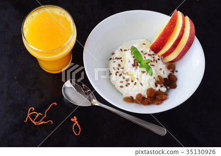 Healthy breakfast 35130926