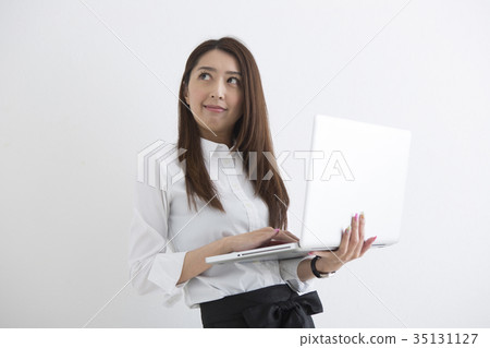 使用筆記本電腦的女人 使用筆記本電腦的女人 35131127