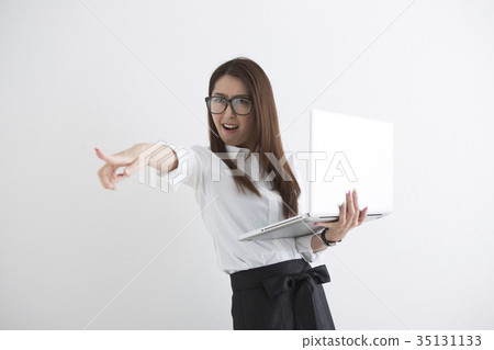 使用筆記本電腦的女人 35131133
