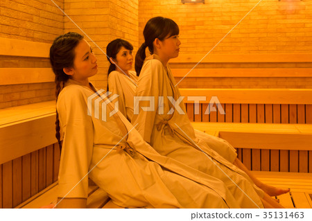 桑拿沐浴的女人 35131463