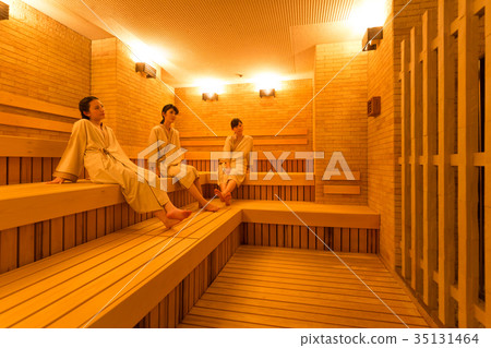 桑拿沐浴的女人 35131464