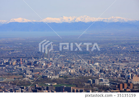 從海草岩石山看見的札幌市區和Masuge山區在春天 35135159