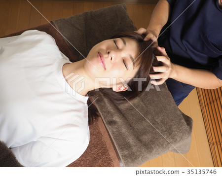 Woman receiving small face massage (shooting collaboration) 35135746