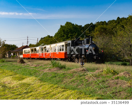 藍天和鶴舞站和電車列車 35136499