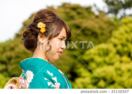 一個穿著和服的女人 一個穿著和服的女人 35138307