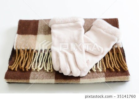 時尚的圍巾和手套 35141760