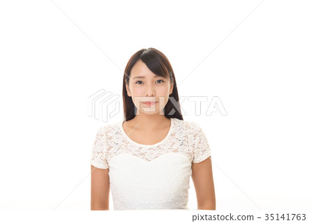 A smiling woman 35141763