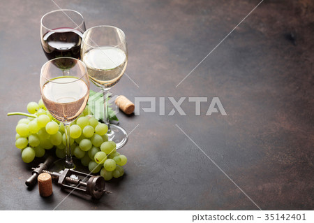 Wine glasses and grapes Wine glasses and grapes 35142401