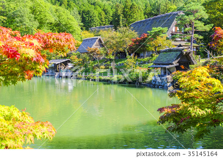 老民間房子和Goami池塘在秋天 35145164