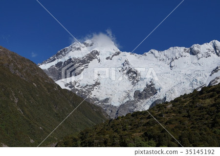 在南島新西蘭的雪山庫克山 在南島新西蘭的雪山庫克山 35145192