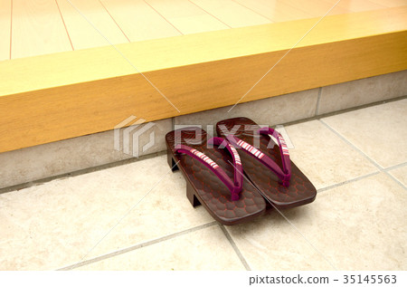 Entrance Geta Footwear Kamakura Carved image of Japanese clothes visitor Entrance Geta Footwear Kamakura Carved image of Japanese clothes visitor 35145563