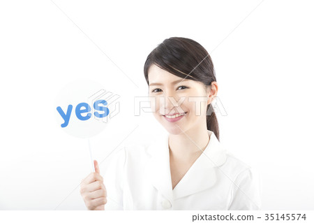 A woman in a white coat who gives a YES A woman in a white coat who gives a YES 35145574