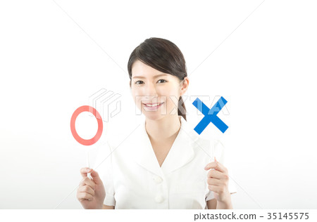 ○ × Women in white coat to put out both 35145575