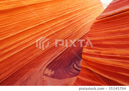 The wave The wave 35145704