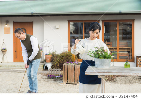 Senior couple relaxing in the garden 35147404