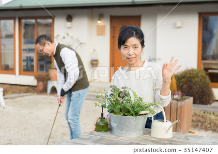 Senior couple relaxing in the garden Senior couple relaxing in the garden 35147407