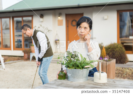 Senior couple relaxing in the garden Senior couple relaxing in the garden 35147408