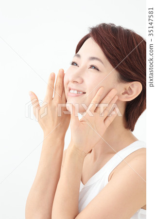 Middle woman beauty 35147581