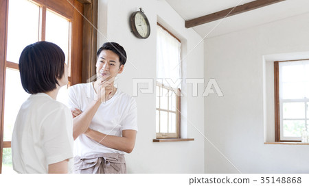 一對穿著休閒裝放鬆的情侶 一對穿著休閒裝放鬆的情侶 35148868