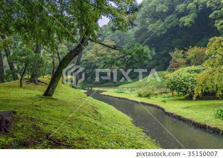 Koishikawa Korakuen gets wet in autumn rain Koishikawa Korakuen gets wet in autumn rain 35150007