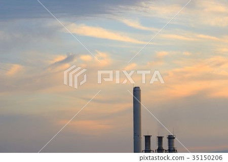 漂浮在Samukawa工業園和工廠的剪影的白色雲彩 35150206