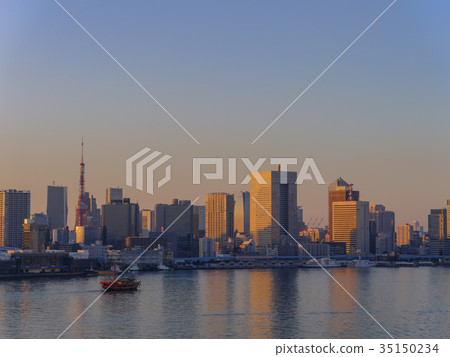 東京台場彩虹橋和東京鐵塔的日落景色 東京台場彩虹橋和東京鐵塔的日落景色 35150234