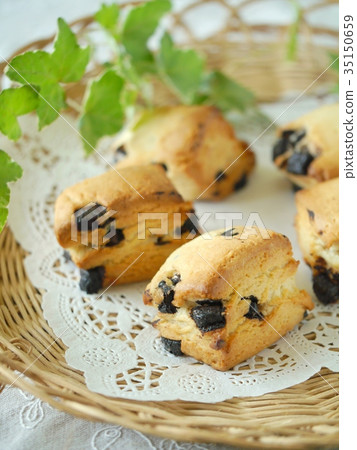 Chocolate chunks cone (vertical position) Chocolate chunks cone (vertical position) 35150659