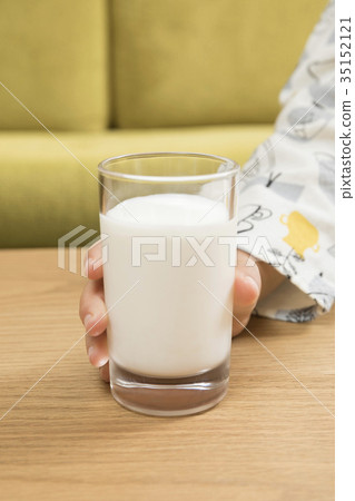 女孩手喝牛奶 女孩手喝牛奶 35152121