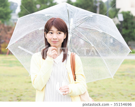 拿著一把傘的婦女在公園 35154696
