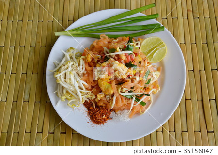 Pad Thai stir fried rice noodle with egg Pad Thai stir fried rice noodle with egg 35156047